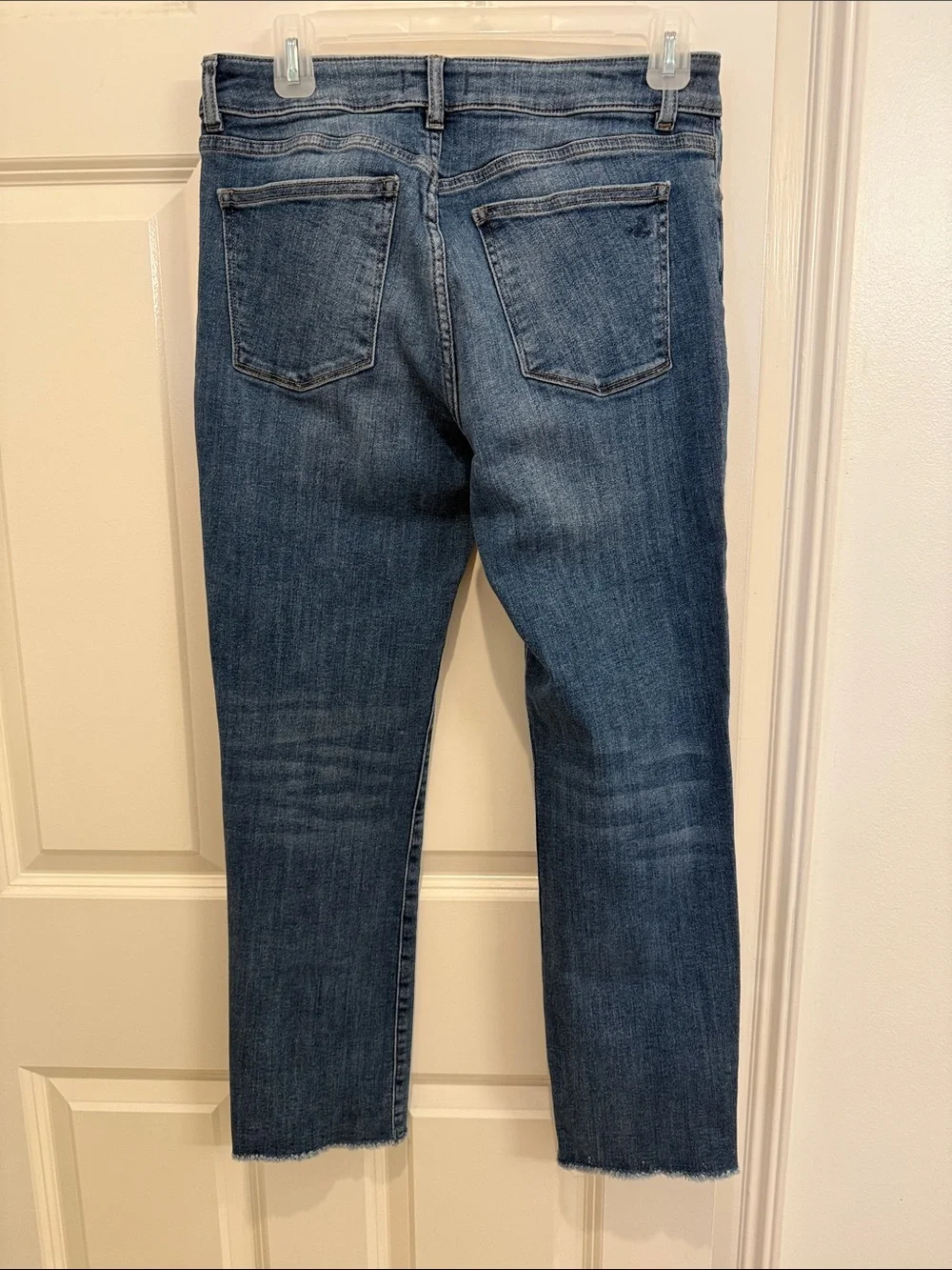 DL1961 Women’s cropped jeans with subtle metallic stripe down sides. Sz 29.